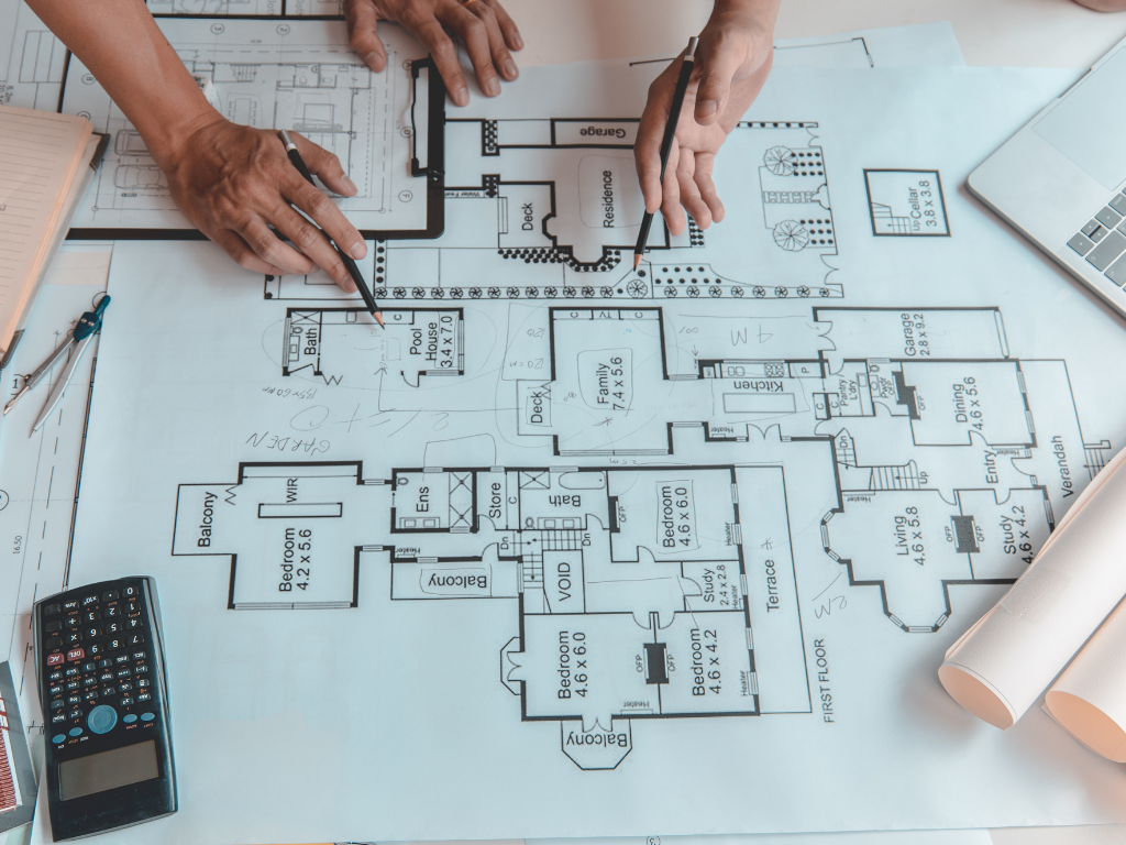 architecten die kijken op een plan