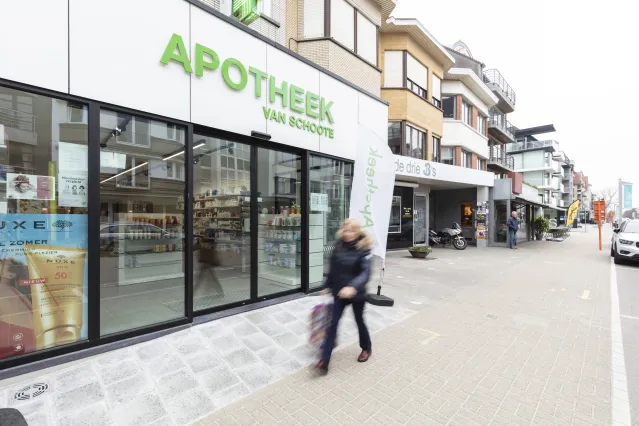 Aluminium ramen en deuren voor Apotheek Van Schoote in Sint-Idesbald
