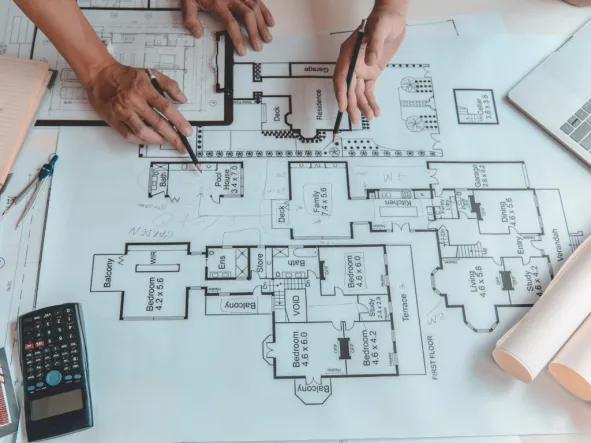 architecten die kijken op een plan