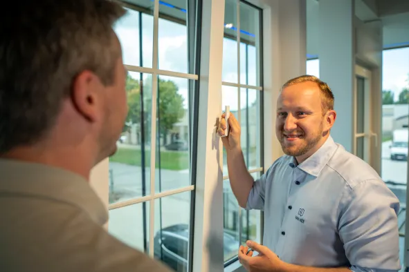 Verkoper geeft uitleg over ramen uit PVC